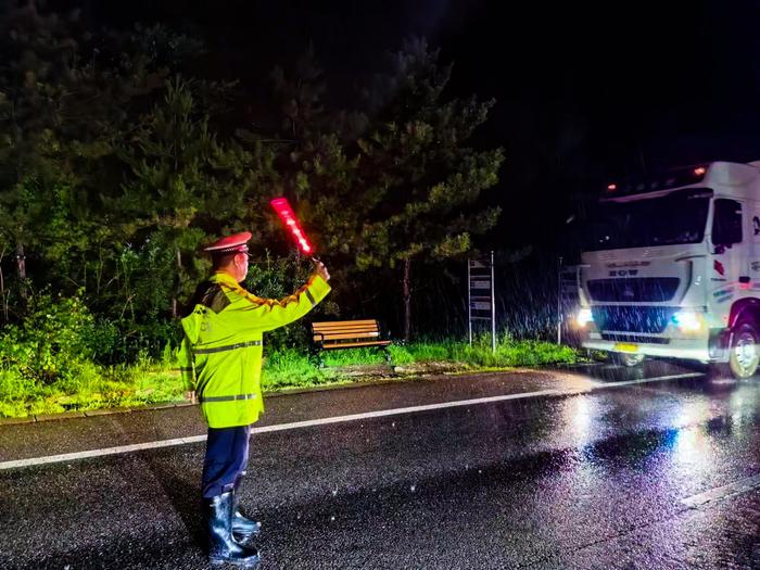 北京警方全力应对强降雨天气确保群众生命财产安全