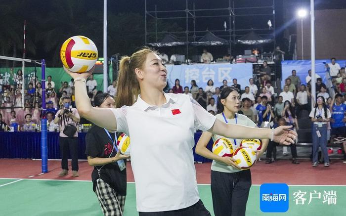 前女排国家队运动员杨珺菁现身球赛现场 与球迷互动并送上祝福