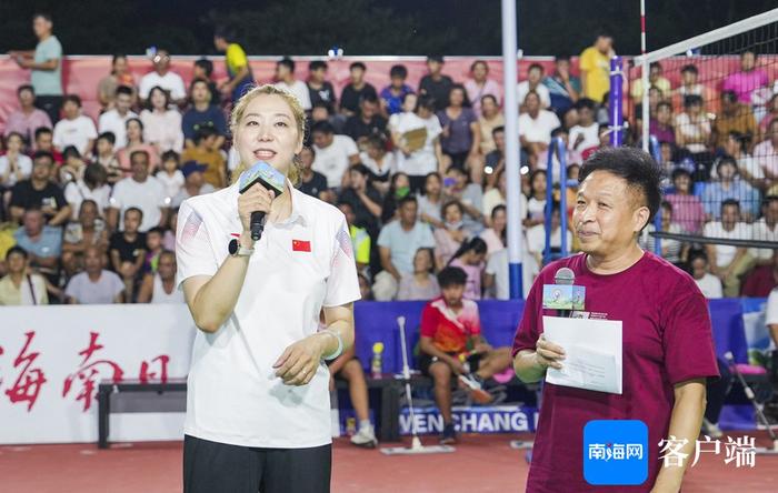 前女排国家队运动员杨珺菁现身球赛现场 与球迷互动并送上祝福