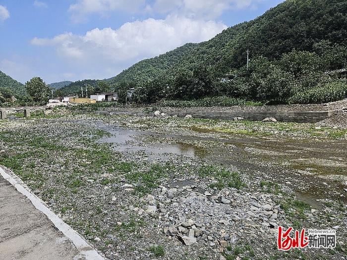 记者探访防汛一线 | 邢台临城梁家庄村：加固堤坝拓宽河道，设置三处应急避难场所