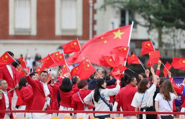 马龙举旗、汪顺晒照、贾玲亮相，巴黎奥运会开幕式名场面来了！