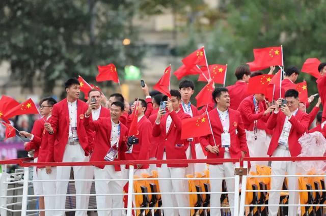 马龙举旗、汪顺晒照、贾玲亮相，巴黎奥运会开幕式名场面来了！