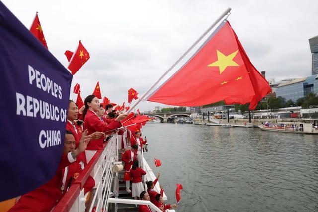 马龙举旗、汪顺晒照、贾玲亮相，巴黎奥运会开幕式名场面来了！