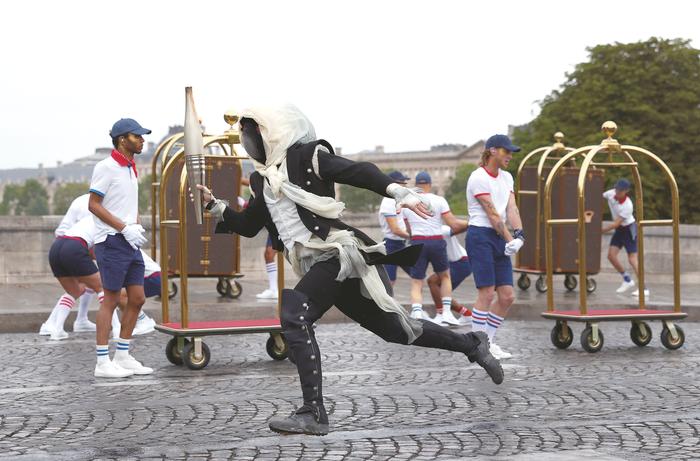 巴黎奥运会开幕 五星红旗闪耀塞纳河