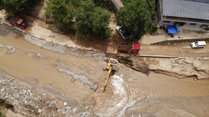 保障商洛受灾群众生活 西十高铁项目建设者全力抢修灾区公路