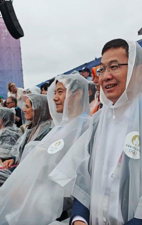 许斐晒雷军、卢伟冰巴黎奥运会开幕式穿雨衣：请原谅我笑的有点失态