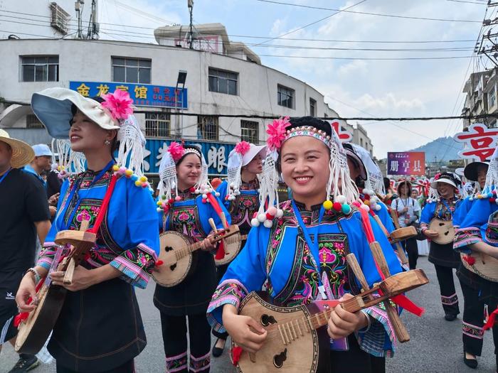 节日氛围拉满！2024年晴隆火把节巡游活动启动