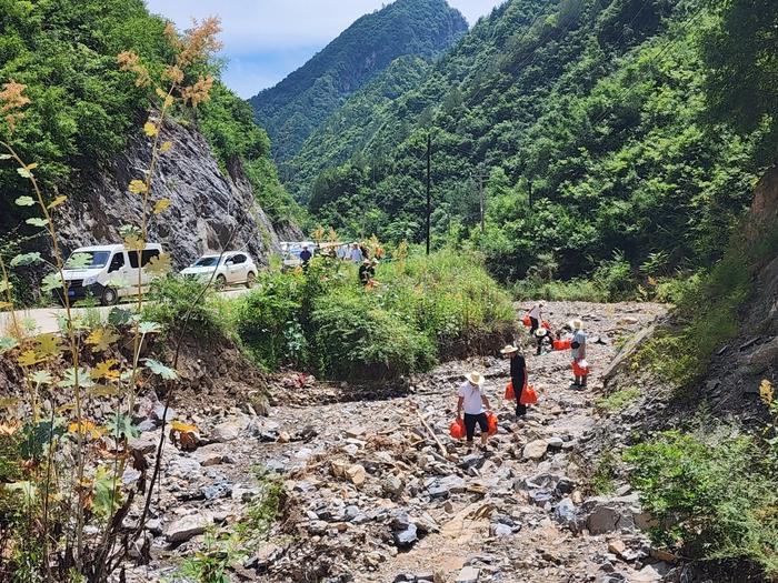 保障商洛受灾群众生活 西十高铁项目建设者全力抢修灾区公路