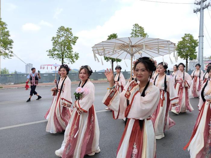 节日氛围拉满！2024年晴隆火把节巡游活动启动