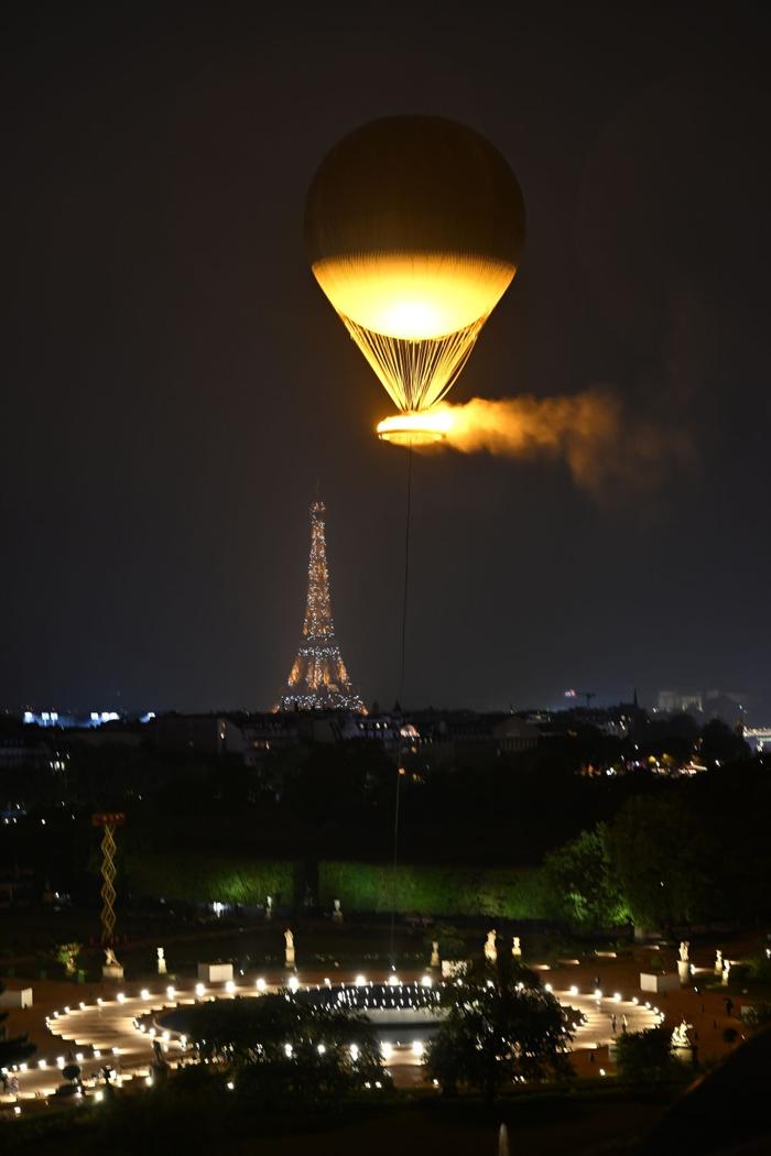 ↑7月26日，主火炬点燃后热气球升空。
