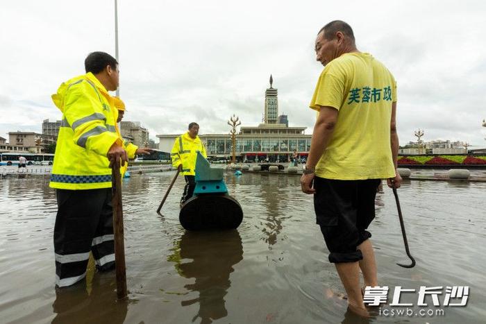 组图丨积水清理完毕，车站路恢复通行