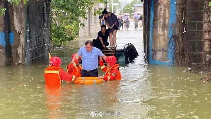 “说好带路怎么跳水里了？”他们迎战超强台风“格美”……