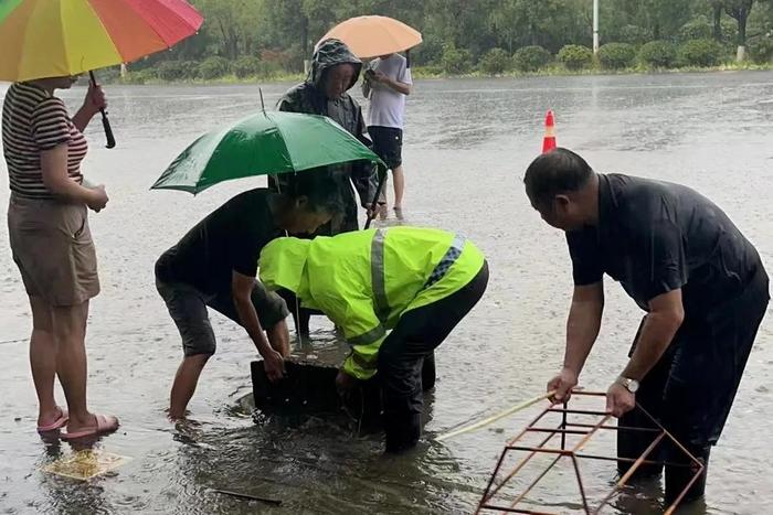 中央气象台发布暴雨橙色预警，青年在一线！