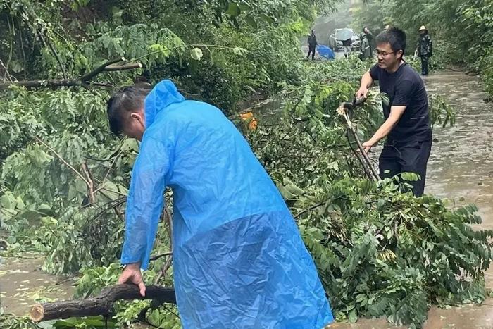 中央气象台发布暴雨橙色预警，青年在一线！