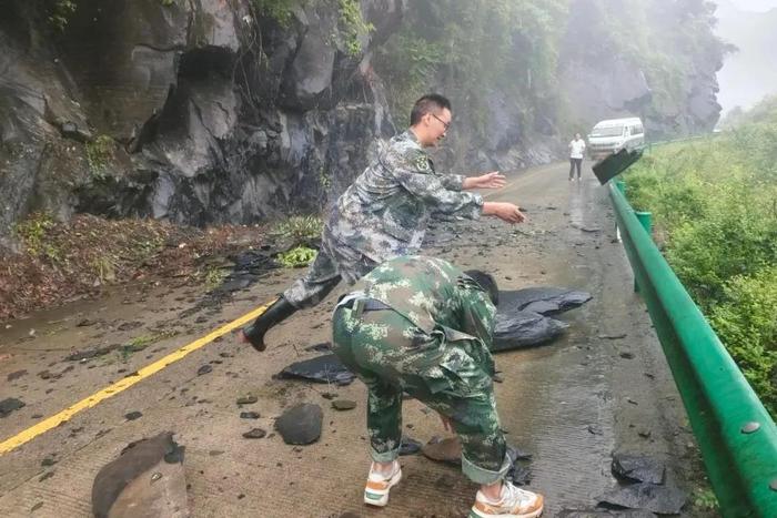 中央气象台发布暴雨橙色预警，青年在一线！