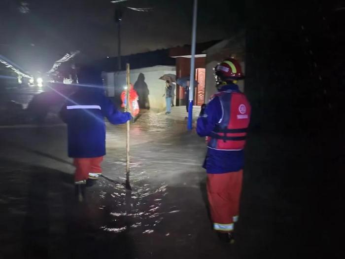 中央气象台发布暴雨橙色预警，青年在一线！