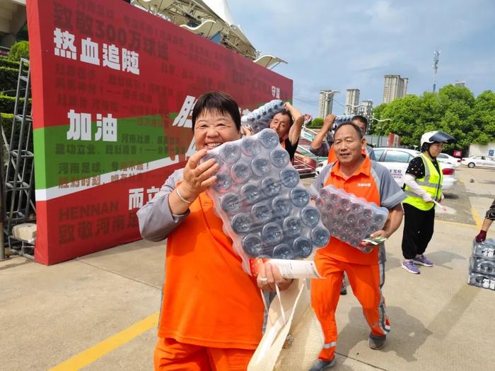 携手河南足球俱乐部，"杜康公益看台"点亮航体