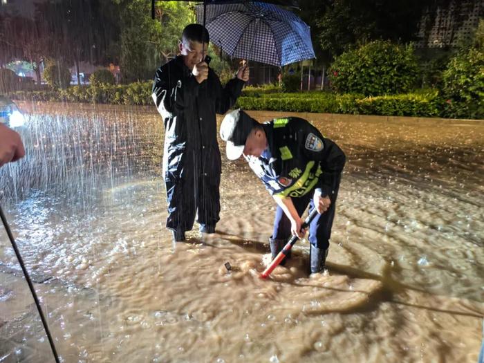 中央气象台发布暴雨橙色预警，青年在一线！