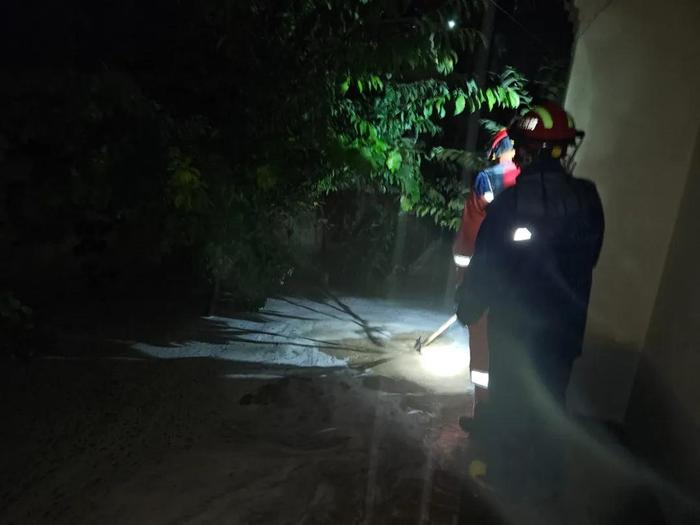 中央气象台发布暴雨橙色预警，青年在一线！