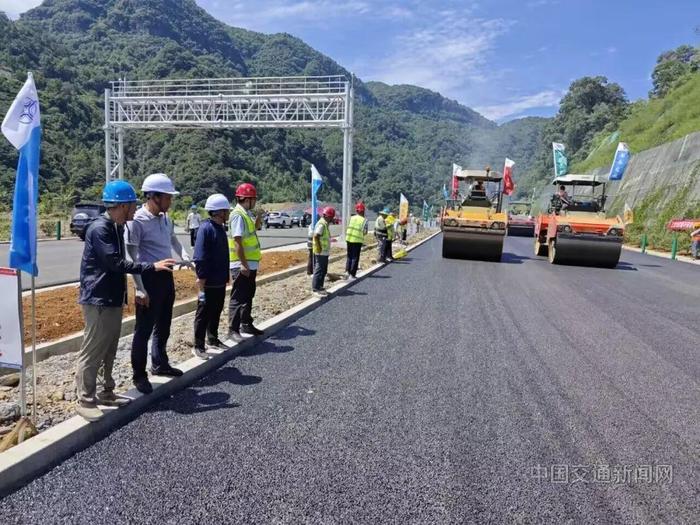 呼北高速鄂湘界项目全力冲刺路面施工