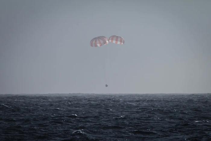 发生多次太空碎片事件后，SpaceX 将龙飞船溅落地点移至西海岸