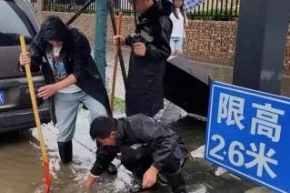 中央气象台发布暴雨橙色预警，青年在一线！