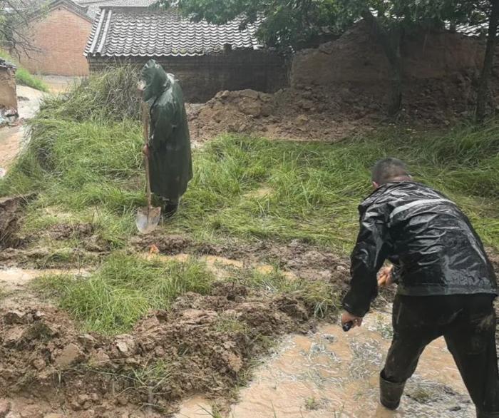 中央气象台发布暴雨橙色预警，青年在一线！