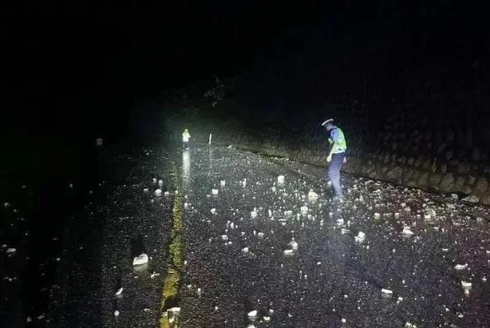 中央气象台发布暴雨橙色预警，青年在一线！