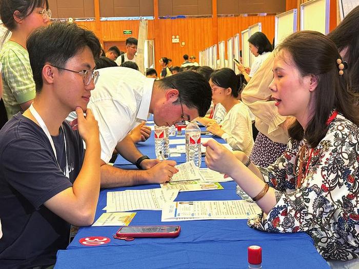 学子回乡现场求职  硕博人才占比近半