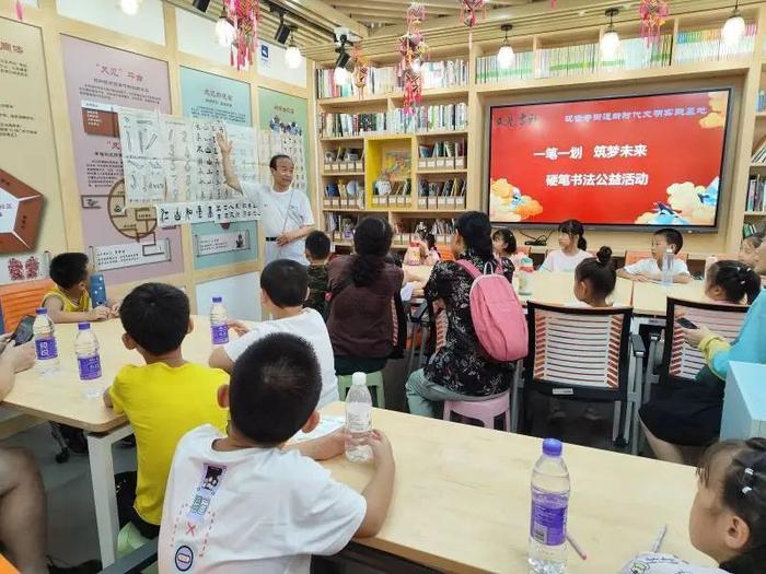 大兴区观音寺街道：笔墨飘香 润泽成长“又见书社”带娃领略笔墨之美