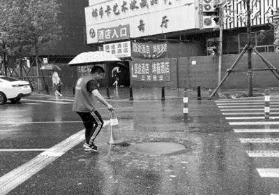 暖心守护 她们是雨中的一抹温暖红