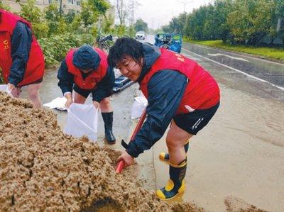 带伤坚守在防汛一线 她是大家眼中的“女硬汉”