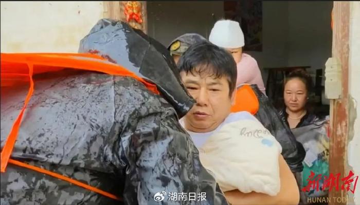 “说好带路怎么跳水里了？”他们迎战超强台风“格美”……