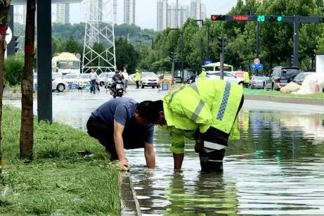 中央气象台发布暴雨橙色预警，青年在一线！