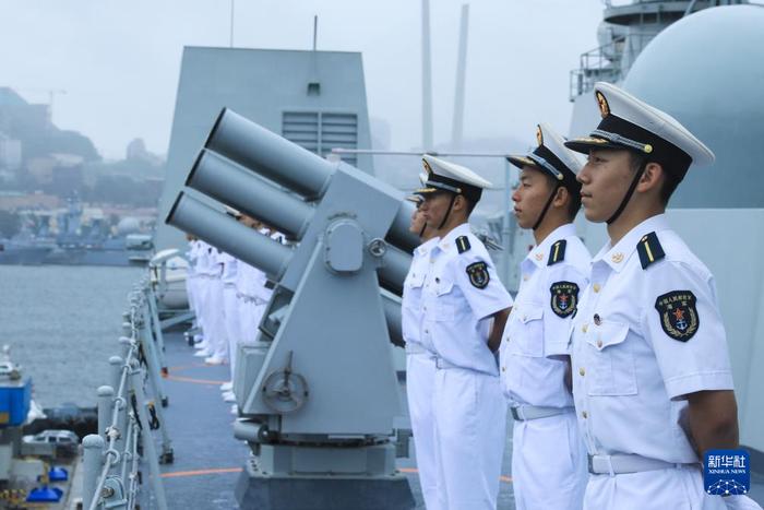 7月26日,中国海军舰艇编队抵达俄罗斯符拉迪沃斯托克参加俄海军成立328周年庆祝活动。新华社发(钟迪倩摄)