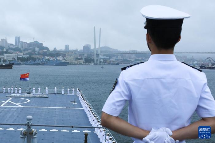 7月26日,中国海军舰艇编队抵达俄罗斯符拉迪沃斯托克参加俄海军成立328周年庆祝活动。新华社发(钟迪倩摄)