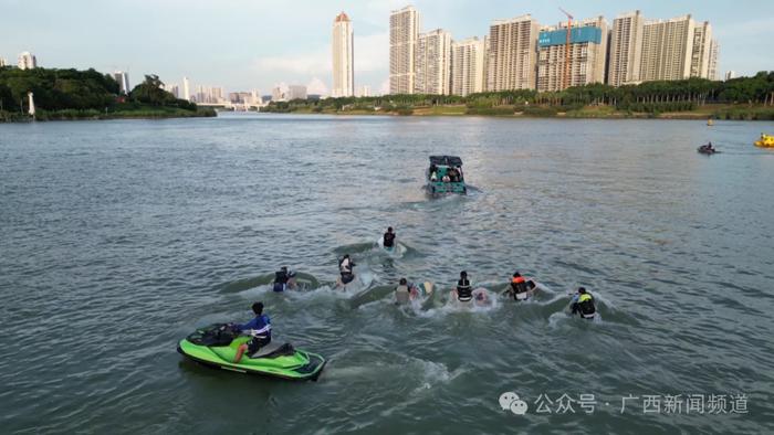 奥运会掀起运动新风尚，家长带孩子到邕江“乘风破浪”