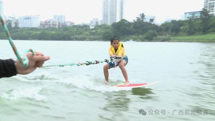 奥运会掀起运动新风尚，家长带孩子到邕江“乘风破浪”