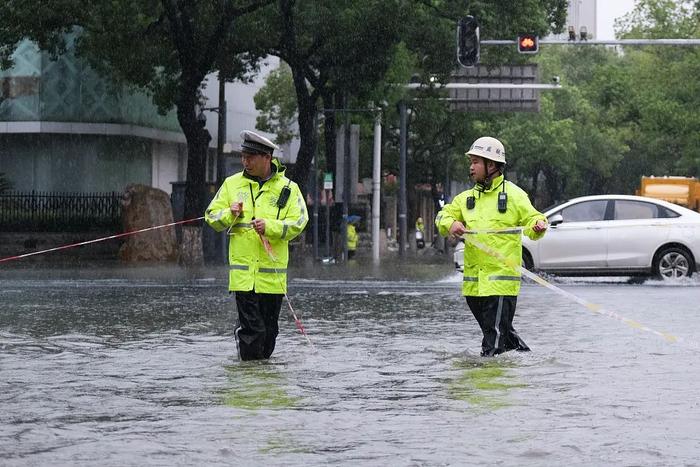 双预警齐发！暴雨如注！冰雹！11级雷暴大风！强对流天气来袭，气象部门紧急提醒→