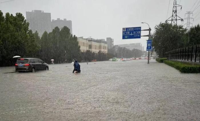 “北京暴雨”冲上热搜！早高峰道路严重拥堵，颐和园、香山公园等临时闭园