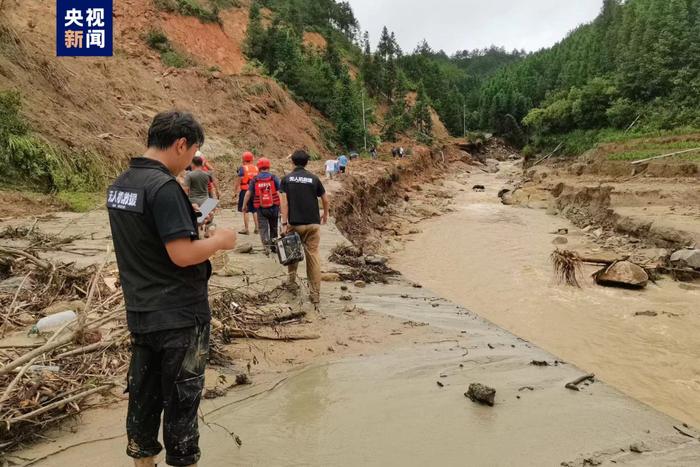 “北京暴雨”冲上热搜！早高峰道路严重拥堵，颐和园、香山公园等临时闭园