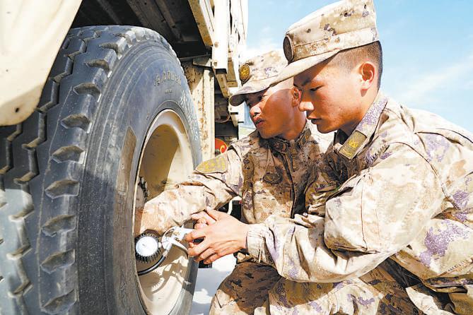 高原腹地 兵车辚辚——新疆军区某团远程机动训练掠影