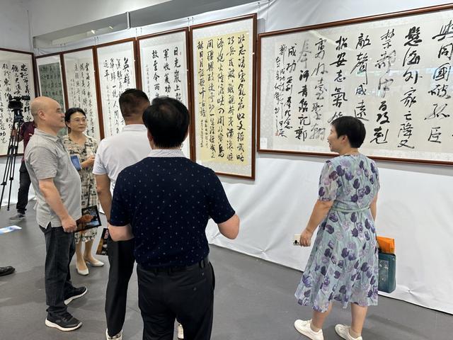 南京东路上，这场书法展为这位民族英雄而展