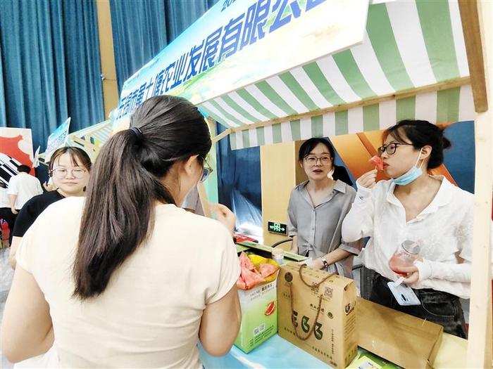 感受第一手的“新鲜”和甜蜜 锡山区缤纷夏日购物采摘节启幕