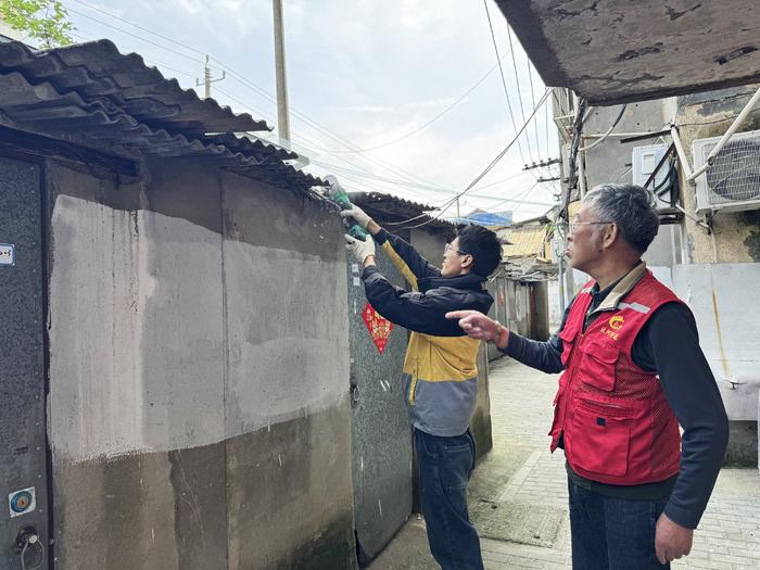 空中“架桥”为飞线安“家”老城区打响飞线“消灭战”