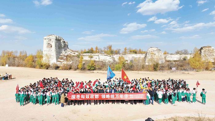 统万城吸引众多学子到此研学游 统万城景区供图