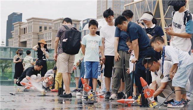 “抖音水火箭科学日”落地杭州，百万粉丝退休教师带来趣味实验