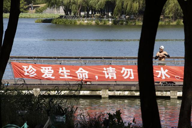 远香湖成“野泳”热门地，有警示标志但安全有隐患，泳客希望不要一禁了之