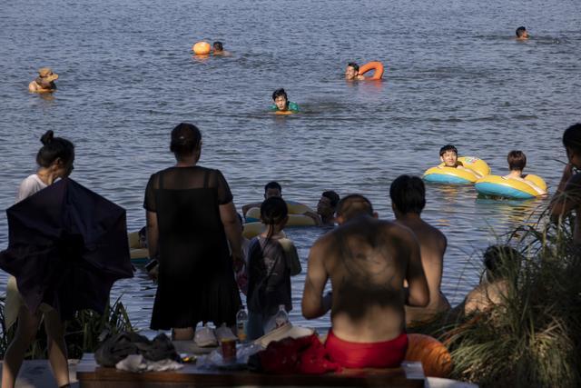 远香湖成“野泳”热门地，有警示标志但安全有隐患，泳客希望不要一禁了之