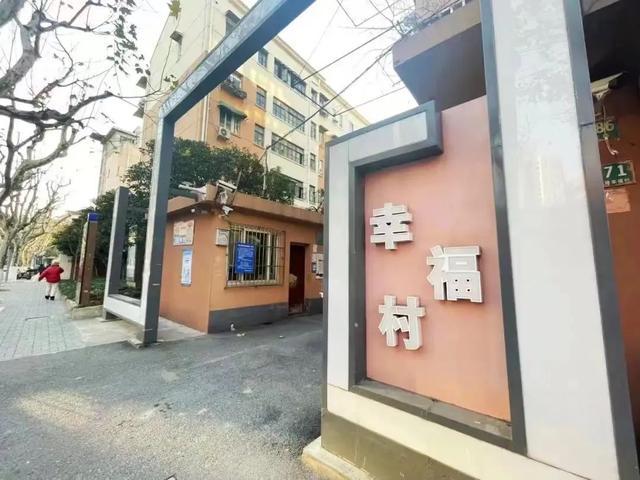 成套改造完成后，首批居民喜办租用居住公房凭证！